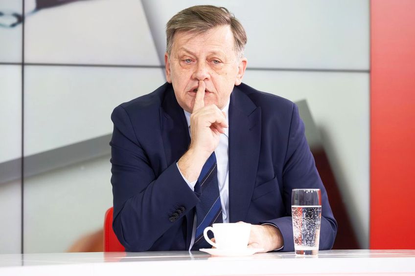 Crin Antonescu e stelist, dar simpatizează și cu Barcelona