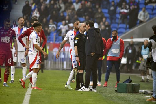 Momentul în care Paulo Fonseca este la un pas să îl lovească pe arbitru în Lyon - Brest // foto: Imago Images