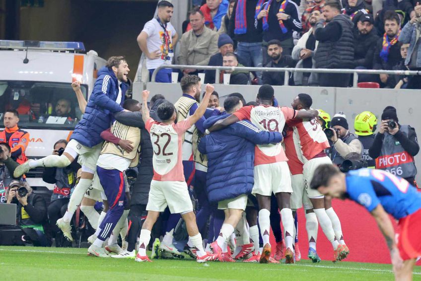 Jucătorii lui Lyon sărbătoresc în fața FCSB, foto: GSP