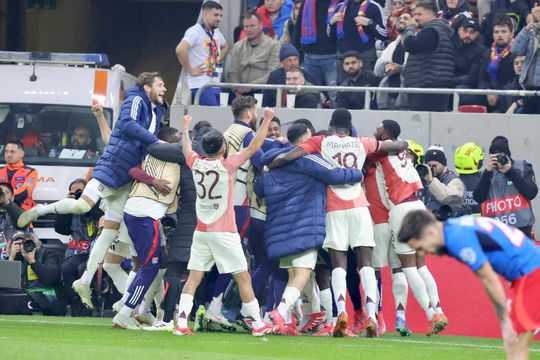 Jucătorii lui Lyon sărbătoresc în fața FCSB, foto: GSP