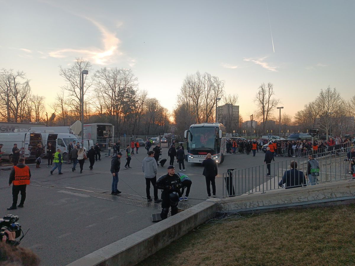 FCSB - Lyon, sosirea celor două formații