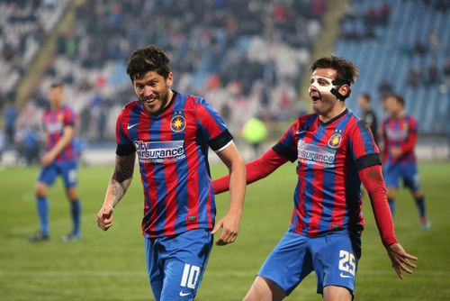 Cristi Tănase și Raul Rusescu, într-un moment de maximă bucurie trăită în roș-albastru. Foto: Imago Images