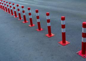 De ce stâlpii de delimitare flexibili sunt soluția ideală pentru zonele cu trafic imprevizibil