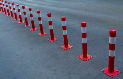 De ce stâlpii de delimitare flexibili sunt soluția ideală pentru zonele cu trafic imprevizibil