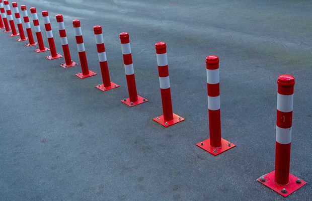 De ce stâlpii de delimitare flexibili sunt soluția ideală pentru zonele cu trafic imprevizibil