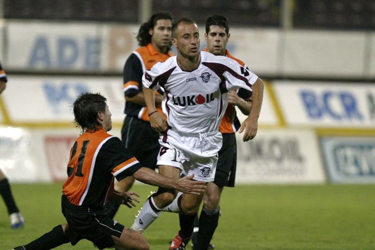 Robert Ilyeș în Rapid - Sant Julia. Foto: GSP