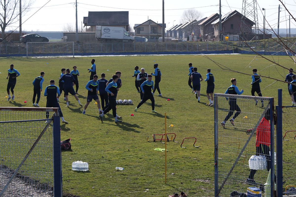 Condițiile incredibile în care se antrenează formația din Superligă » Cum arată terenul