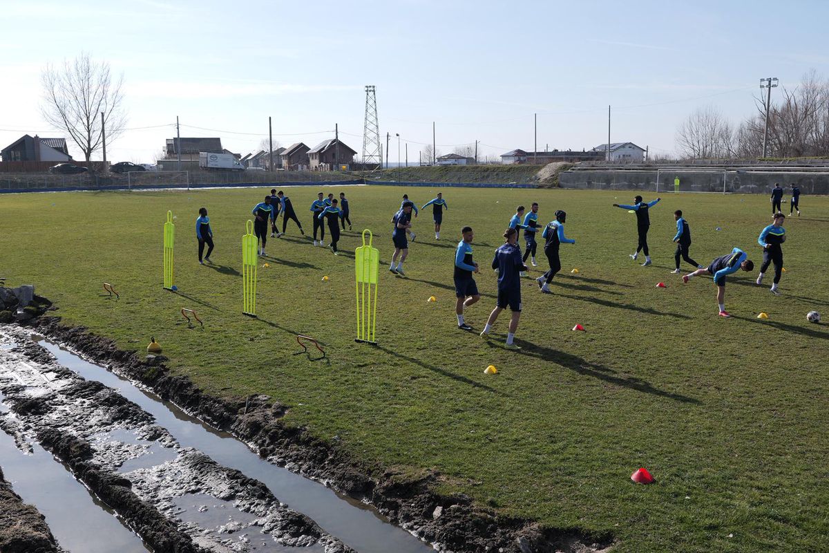 Condițiile incredibile în care se antrenează formația din Superligă » Cum arată terenul