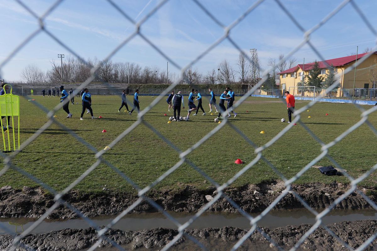 Condițiile incredibile în care se antrenează formația din Superligă » Cum arată terenul