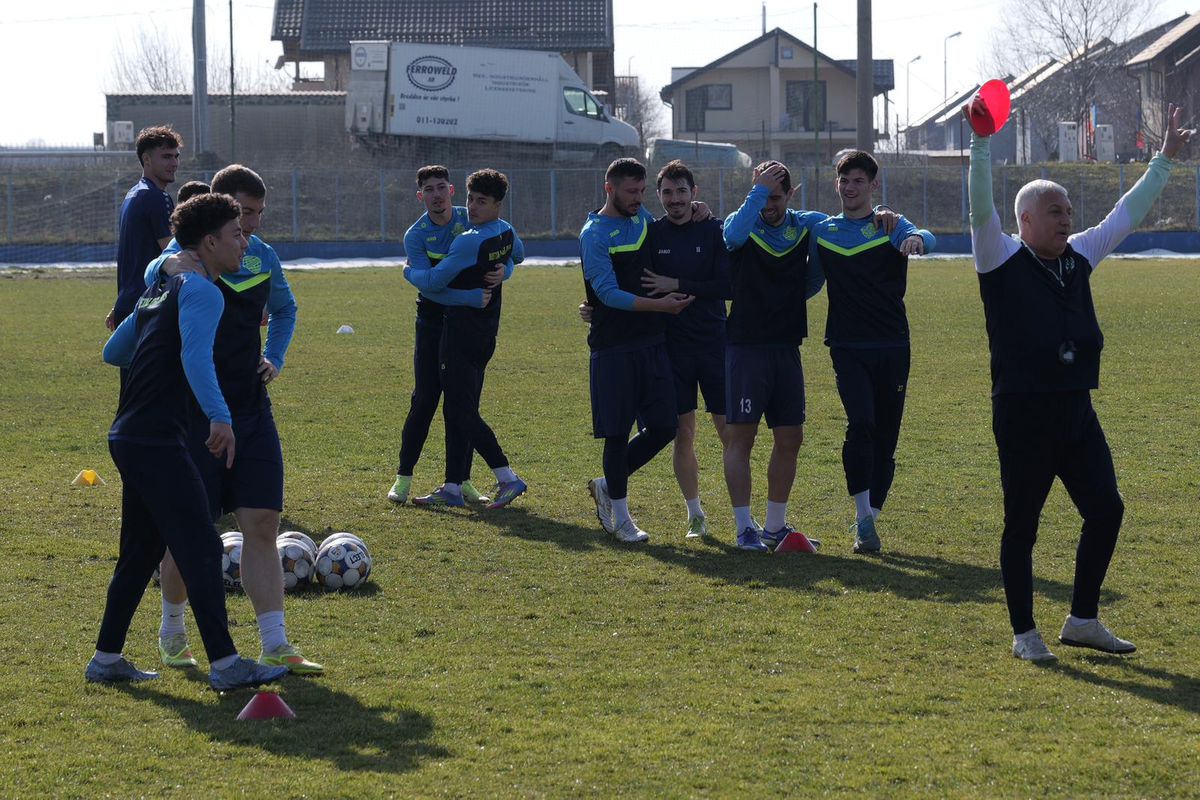 Condițiile incredibile în care se antrenează formația din Superligă » Cum arată terenul