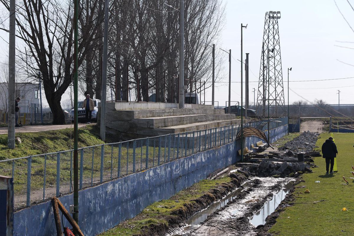 Condițiile incredibile în care se antrenează formația din Superligă » Cum arată terenul