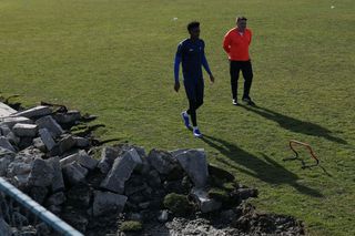 Condițiile incredibile în care se antrenează formația din Superligă » Cum arată terenul