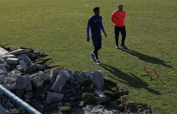 Condițiile incredibile în care se antrenează formația din Superligă » Cum arată terenul