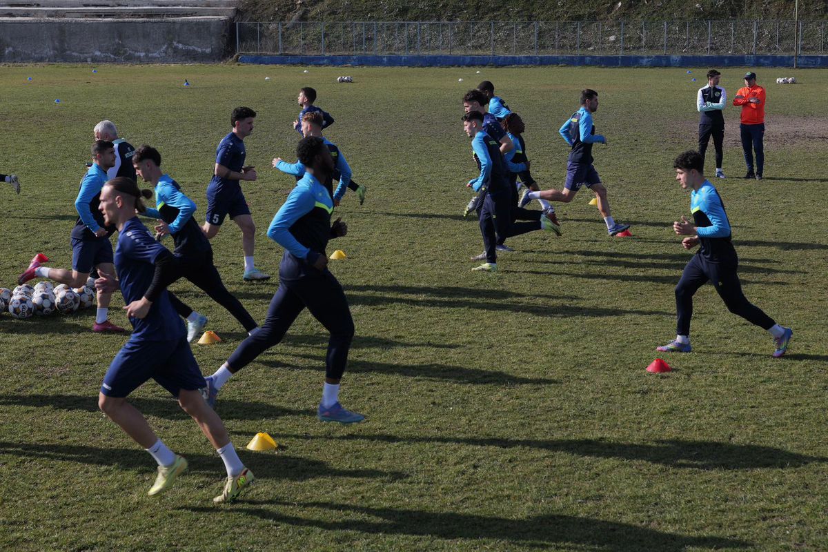 Condițiile incredibile în care se antrenează formația din Superligă » Cum arată terenul