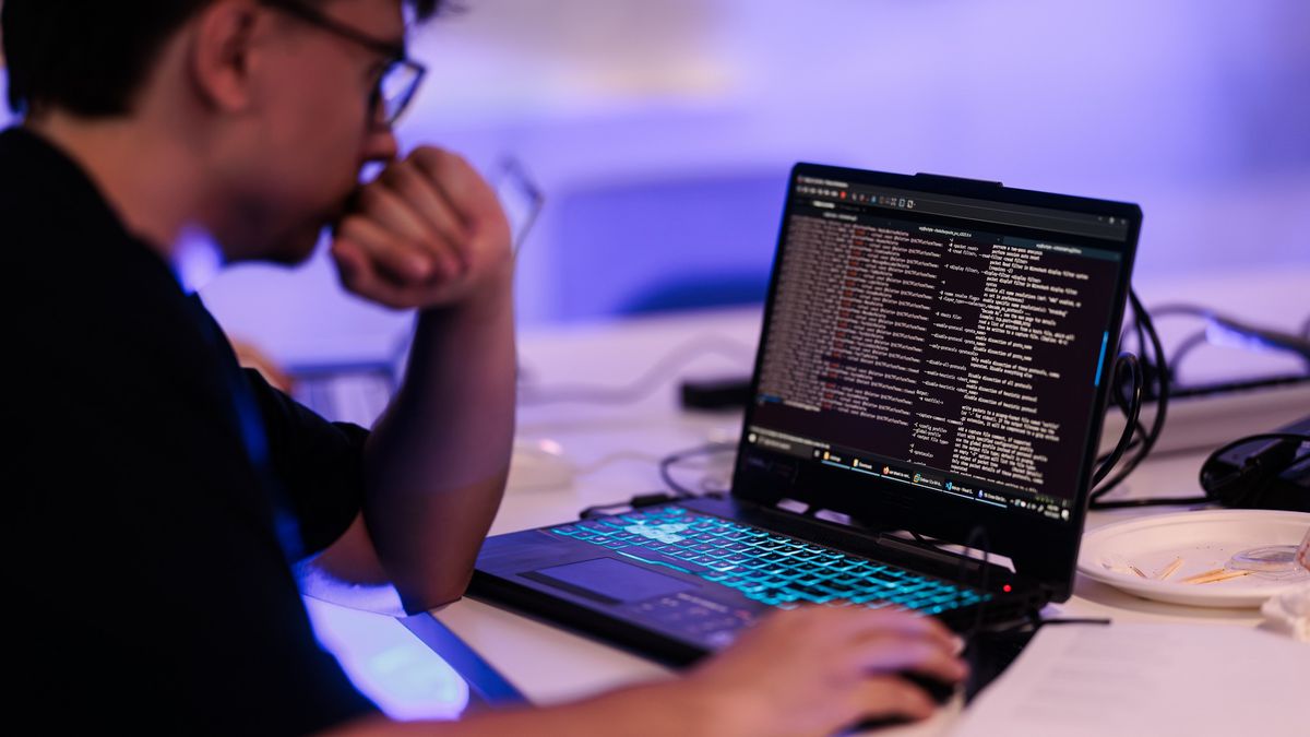 Alertă înainte de startul sezonului de Formula 1! Avertisment cibernetic: „Dispozitivul tău comunică cu zeci de servere!”