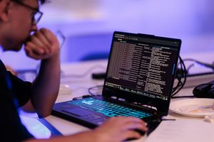 Alertă înainte de startul sezonului de Formula 1! Avertisment cibernetic: „Dispozitivul tău comunică cu zeci de servere!”