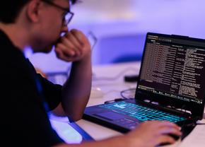 Alertă înainte de startul sezonului de Formula 1! Avertisment cibernetic: „Dispozitivul tău comunică cu zeci de servere!”