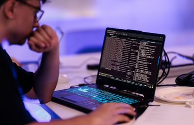 Alertă înainte de startul sezonului de Formula 1! Avertisment cibernetic: „Dispozitivul tău comunică cu zeci de servere!”