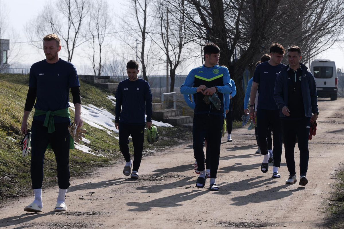 Condițiile incredibile în care se antrenează formația din Superligă » Cum arată terenul