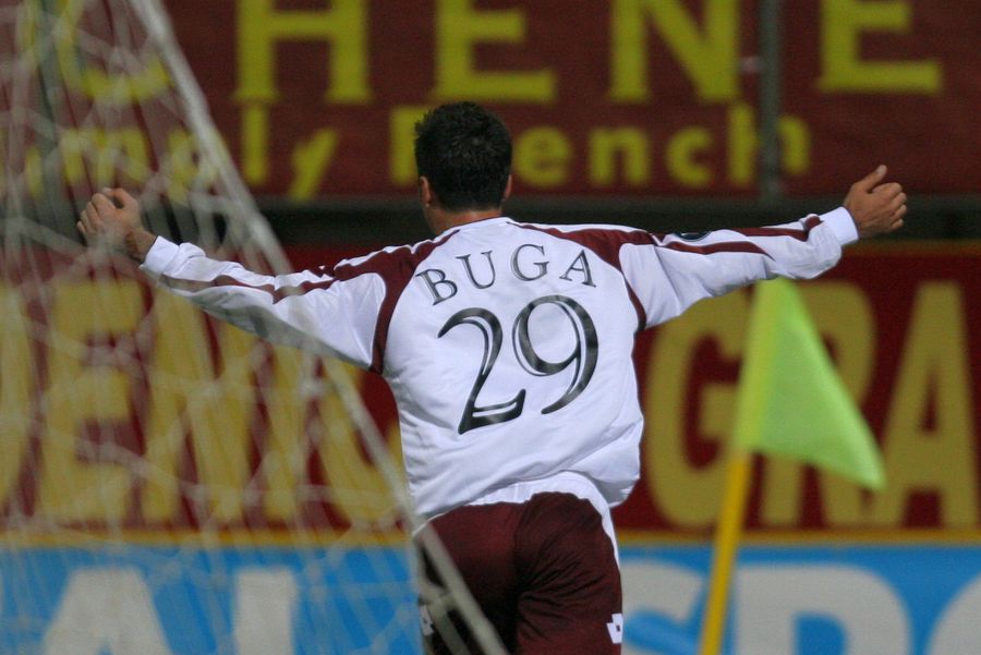 Mugurel Buga a pornit fiesta marcând golul de 2-0 cu Rennes. Foto: Cristi Preda, Gazeta Sporturilor 20 de ani de la primăvara europeană din Giulești » Cum a ajuns Rapidul în 16-imile Cupei UEFA 2005-2006