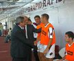 George Copos se salută cu echipa înaintea partidei cu Vardar, de la București. Foto: GSP