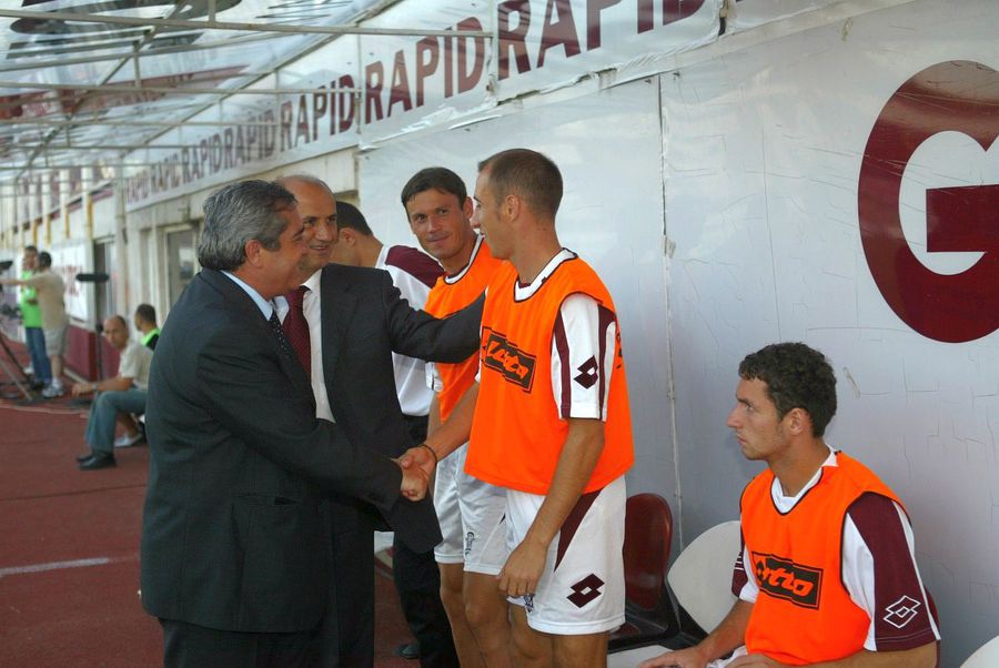 George Copos se salută cu echipa înaintea partidei cu Vardar, de la București. Foto: GSP 20 de ani de la primăvara europeană din Giulești » Cum a ajuns Rapidul în 16-imile Cupei UEFA 2005-2006
