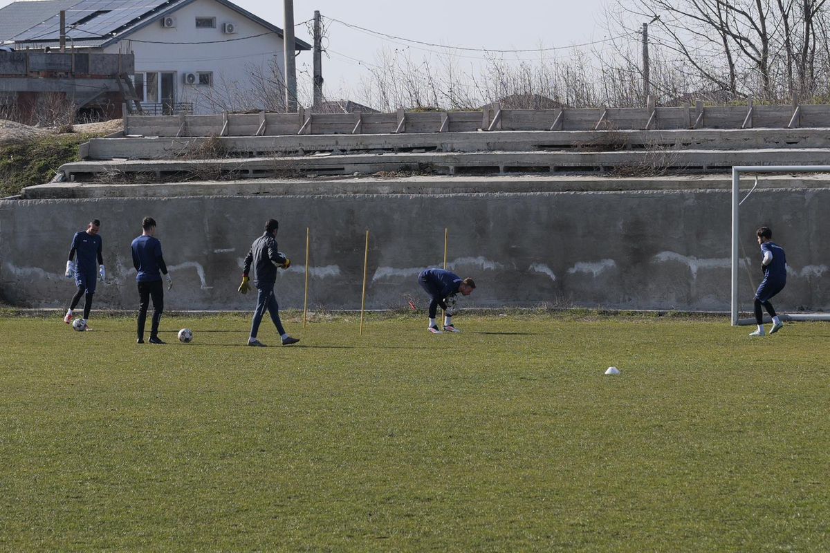 Condițiile incredibile în care se antrenează formația din Superligă » Cum arată terenul