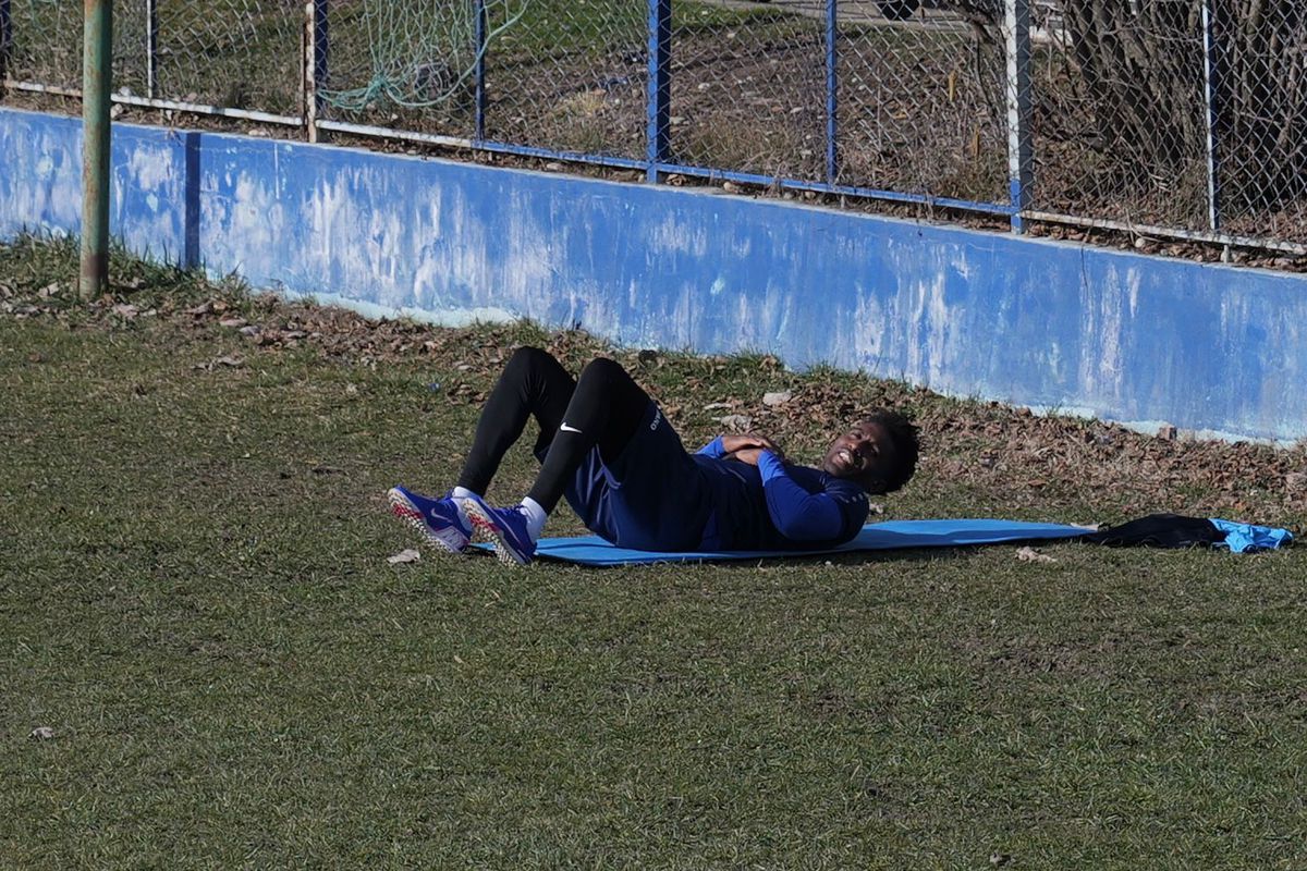 Condițiile incredibile în care se antrenează formația din Superligă » Cum arată terenul