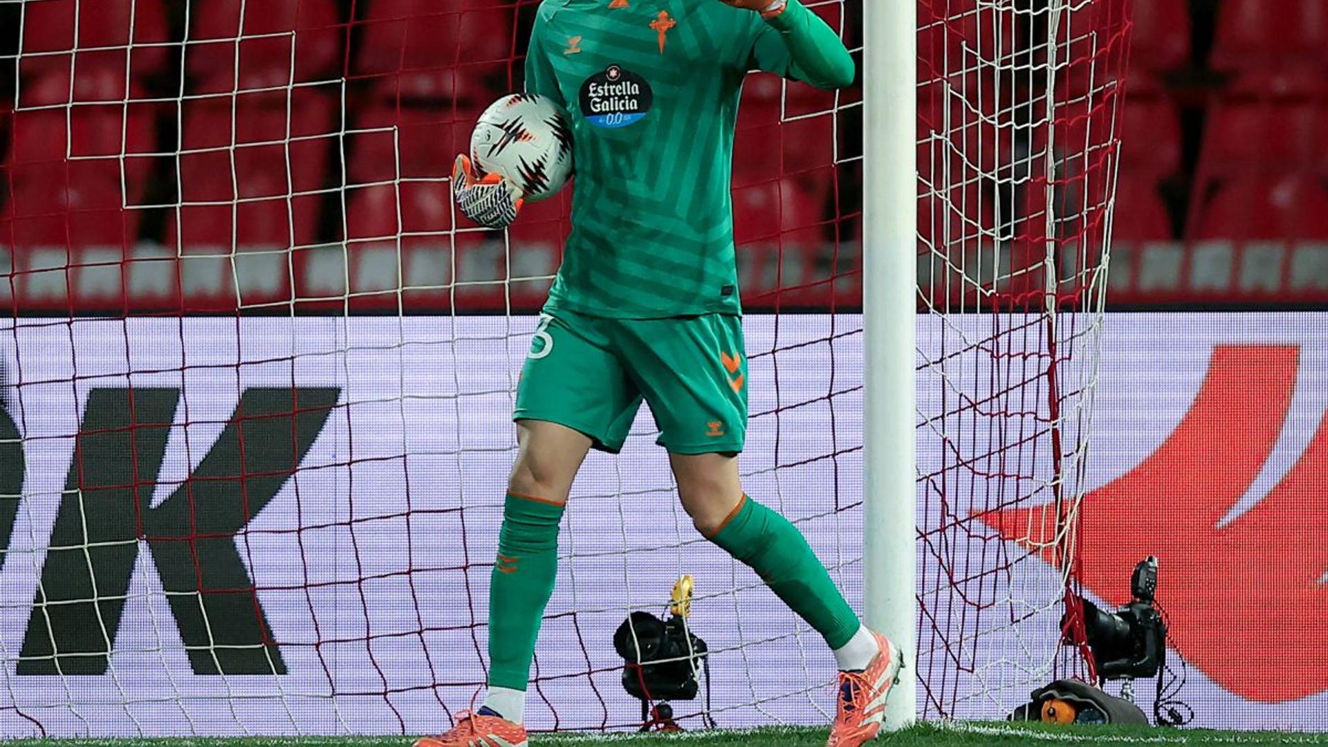 Ionuț Radu în echipamentul de portar al lui Celta Vigo, concentrat înaintea meciului cu Real Madrid pe stadionul spaniol | sursa foto: Gazeta Sporturilor