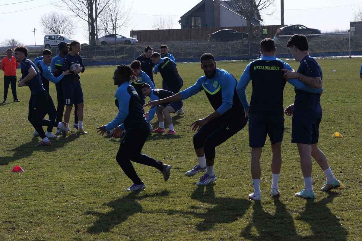 Condițiile incredibile în care se antrenează formația din Superligă » Cum arată terenul