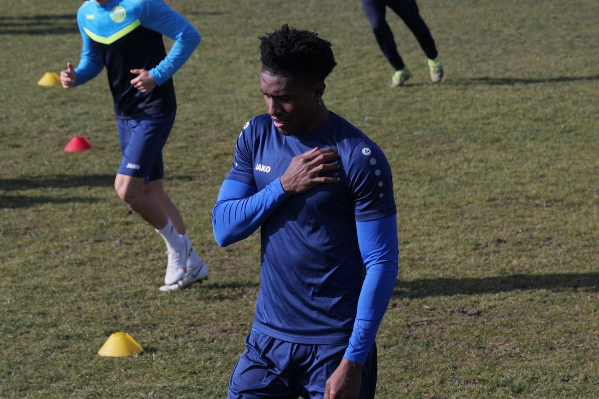 Condițiile incredibile în care se antrenează formația din Superligă » Cum arată terenul