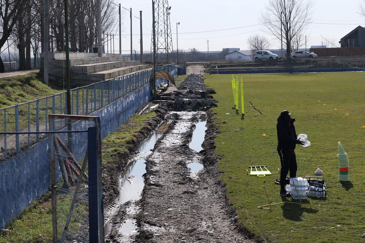 Condițiile incredibile în care se antrenează formația din Superligă » Cum arată terenul