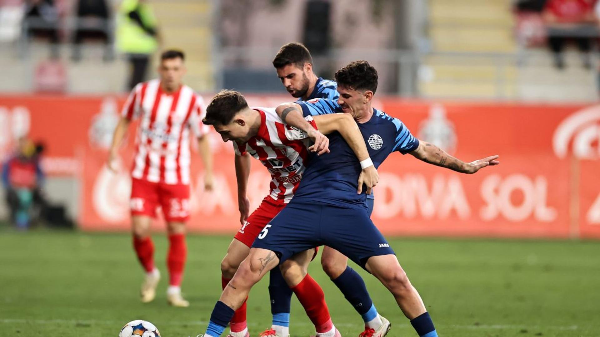 Antrenorul Bratu pe banca Metaloglobus UTA în timpul meciului de debut în Liga 1 revenire, concentrat și motivat pe marginea terenului. | sursa foto: Gazeta Sporturilor