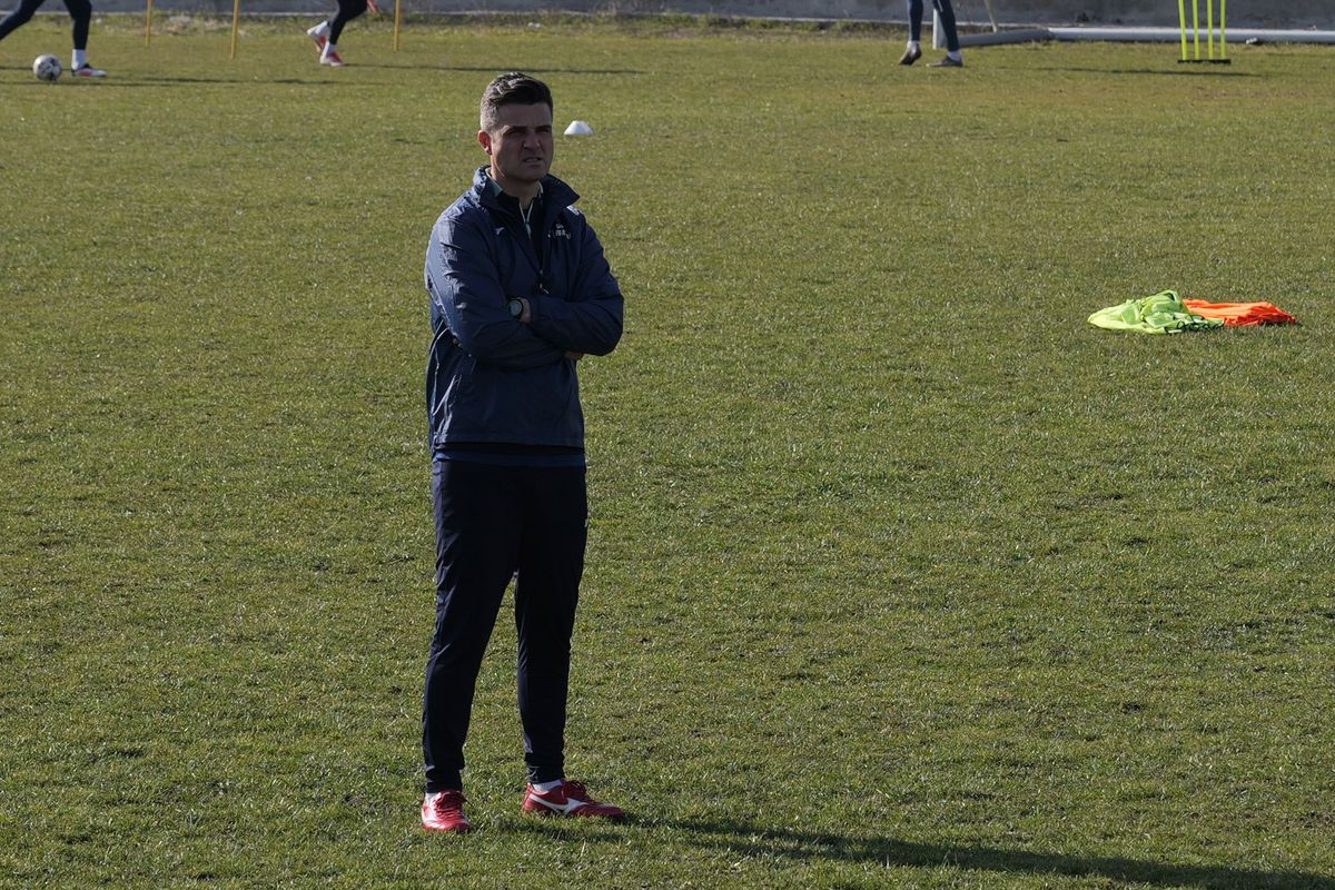 Condițiile incredibile în care se antrenează formația din Superligă » Cum arată terenul