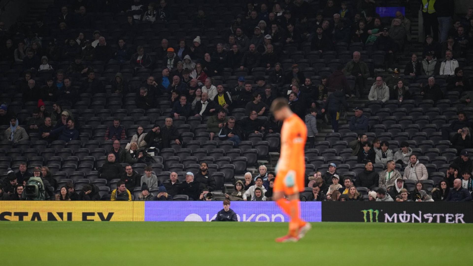 Peter Crouch și Glenn Hoddle discutând despre criza lui Tottenham Premier League în studio de televiziune sportivă, îmbrăcați formal. | sursa foto: Gazeta Sporturilor
