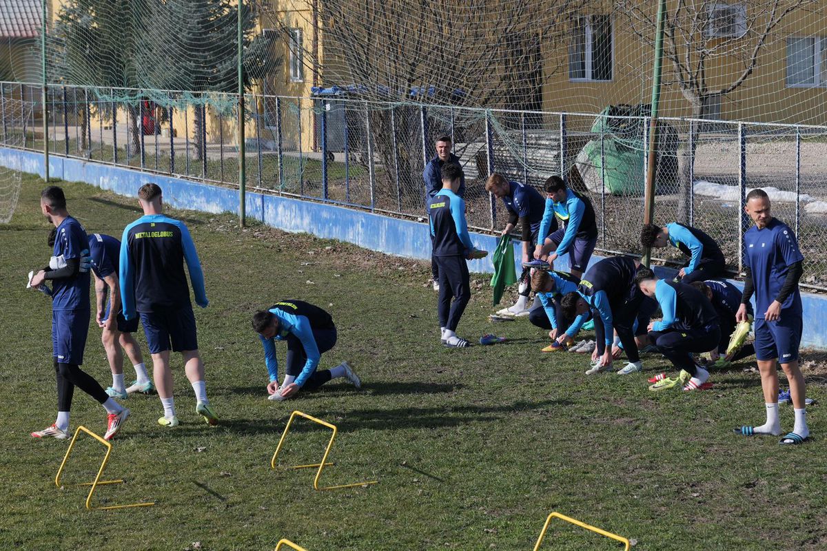 Condițiile incredibile în care se antrenează formația din Superligă » Cum arată terenul