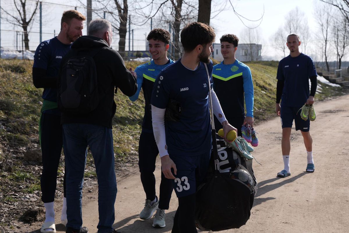Condițiile incredibile în care se antrenează formația din Superligă » Cum arată terenul