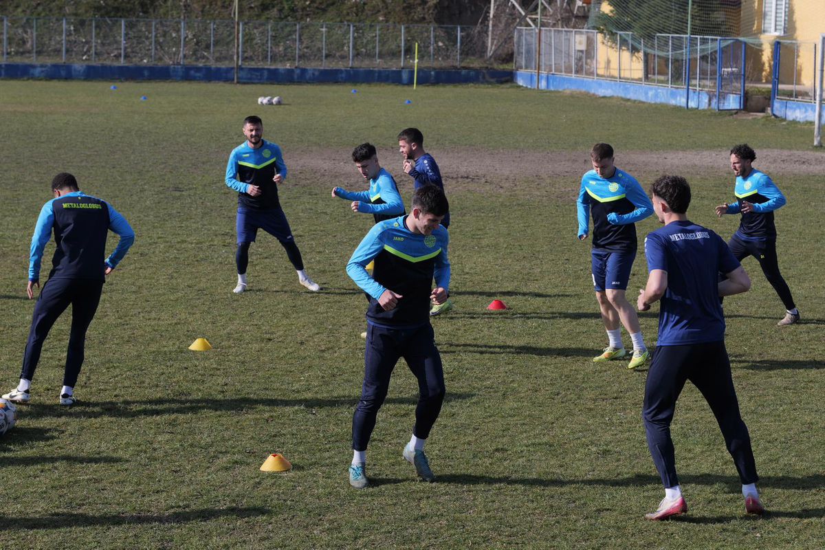 Condițiile incredibile în care se antrenează formația din Superligă » Cum arată terenul