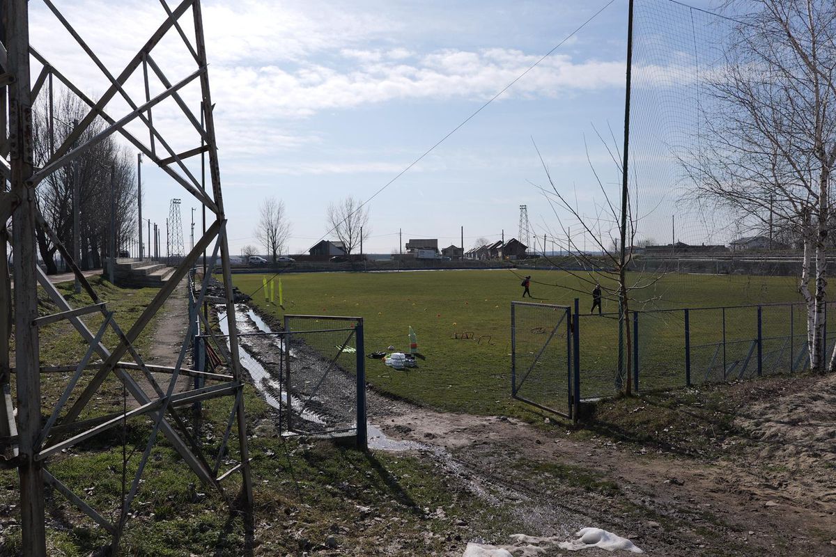 Condițiile incredibile în care se antrenează formația din Superligă » Cum arată terenul