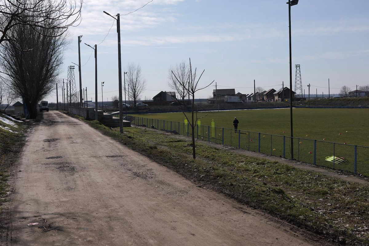 Condițiile incredibile în care se antrenează formația din Superligă » Cum arată terenul