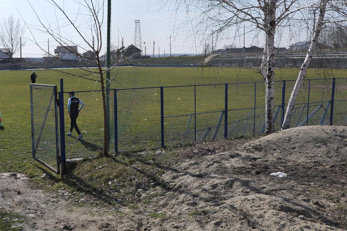 Condițiile incredibile în care se antrenează formația din Superligă » Cum arată terenul