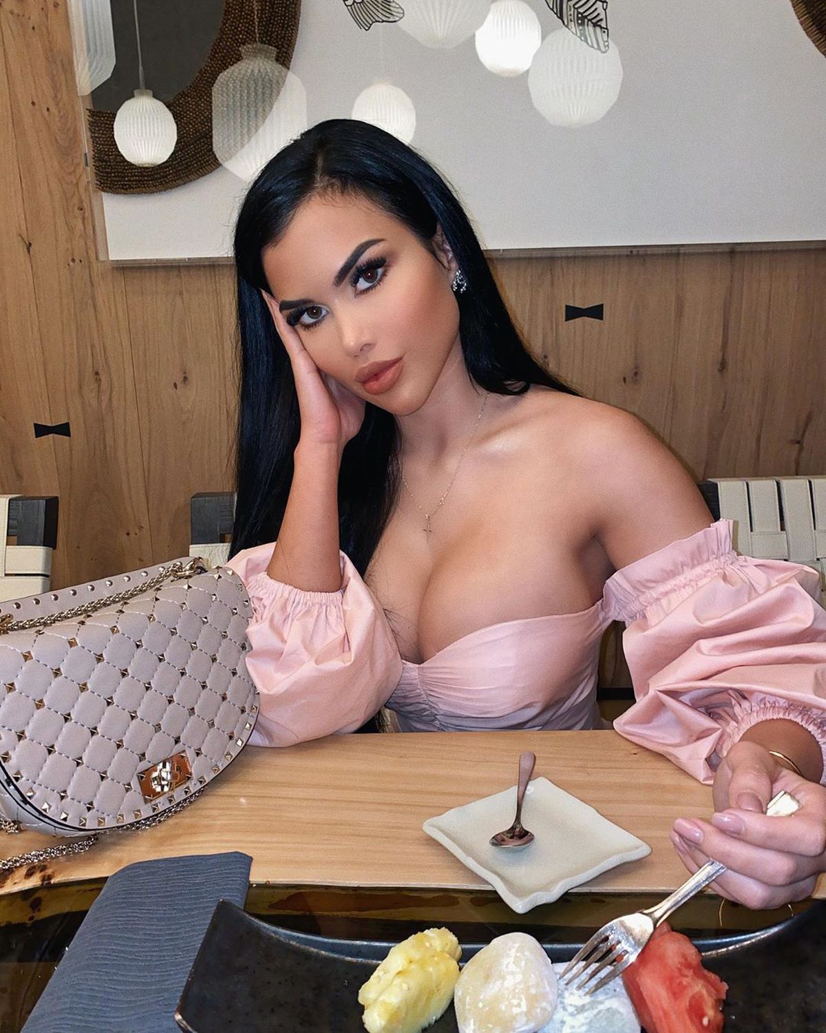 FOTO HOT Ea îi susține pe Drăgușin și Ronaldo: a făcut senzație în Europa de est și ține cu Juventus