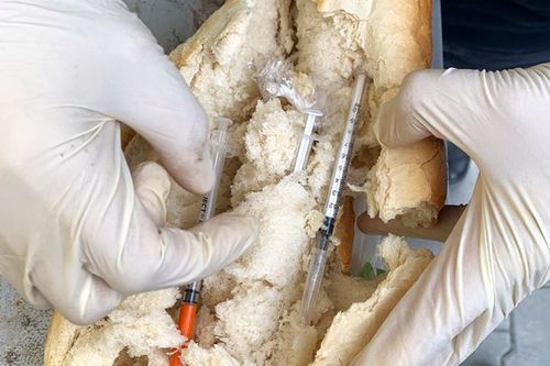 Droguri de mare risc, ascunse într-o pâine. foto: Jandarmeria Română