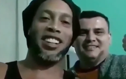 Ronaldinho, filmare în închisoare alături de un condamnat pentru trafic de droguri // Sursă foto: Captură YouTube @The Jornal