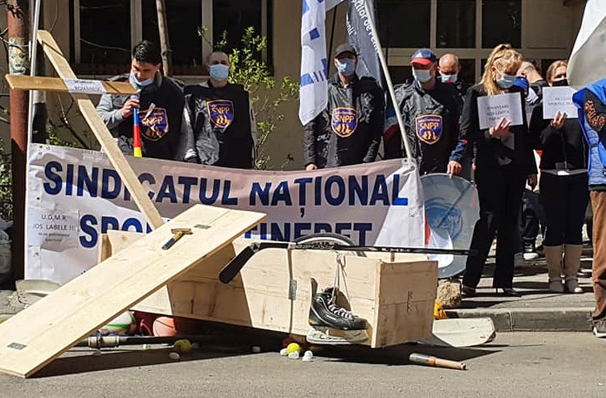Protest la MTS! Protestatarii au adus o cruce și un coșciug: „Sportul românesc a coborât sub pragul sărăciei"