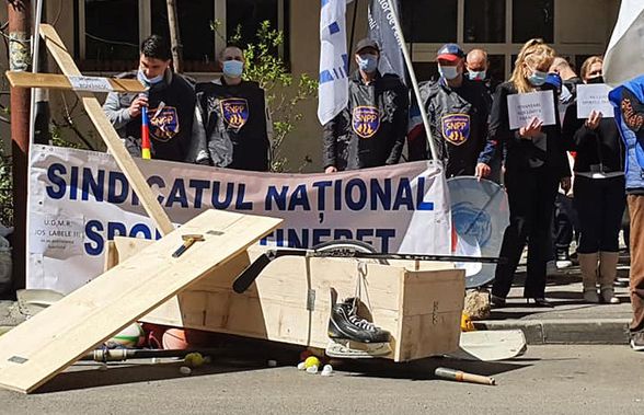 Protest la MTS! Protestatarii au adus o cruce și un coșciug: „Sportul românesc a coborât sub pragul sărăciei"
