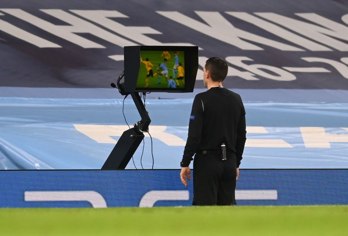 Imaginea serii în Champions League: unul dintre asistenții lui Hațegan l-a luat deoparte pe Erling Haaland după meci
