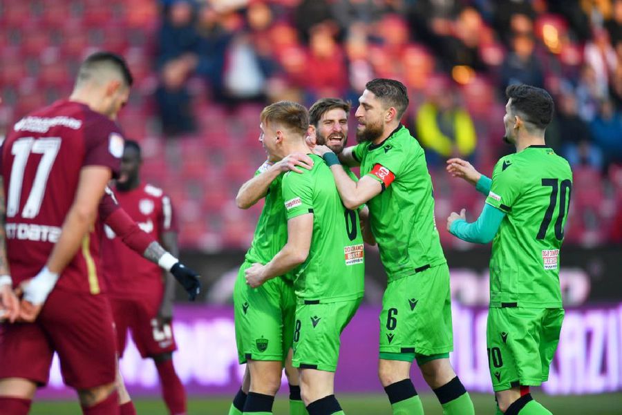Baptiste Aloe, felicitat de colegi după golul reușit cu CFR / Sursă foto: Raed Krishan Uhrin și-a găsit liderul! Cine e jucătorul devenit indispensabil la Dinamo + planurile cehului pentru meciul cu FCU Craiova