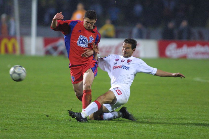 Ovidiu Tâlvan (în alb) în duel cu Daniel Bălan într-un Steaua - Dinamo (foto: arhiva GSP)