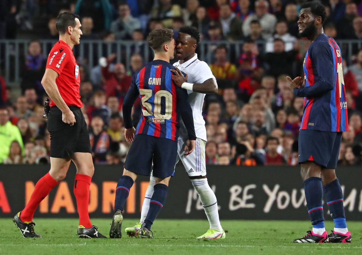 Gavi și Vinicius au fost la un pas de încăierare! La pauză, brazilianul s-a dus să-i ceară explicații + Gest obscen făcut de spaniol